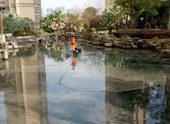 红桥景观池淤泥清理
