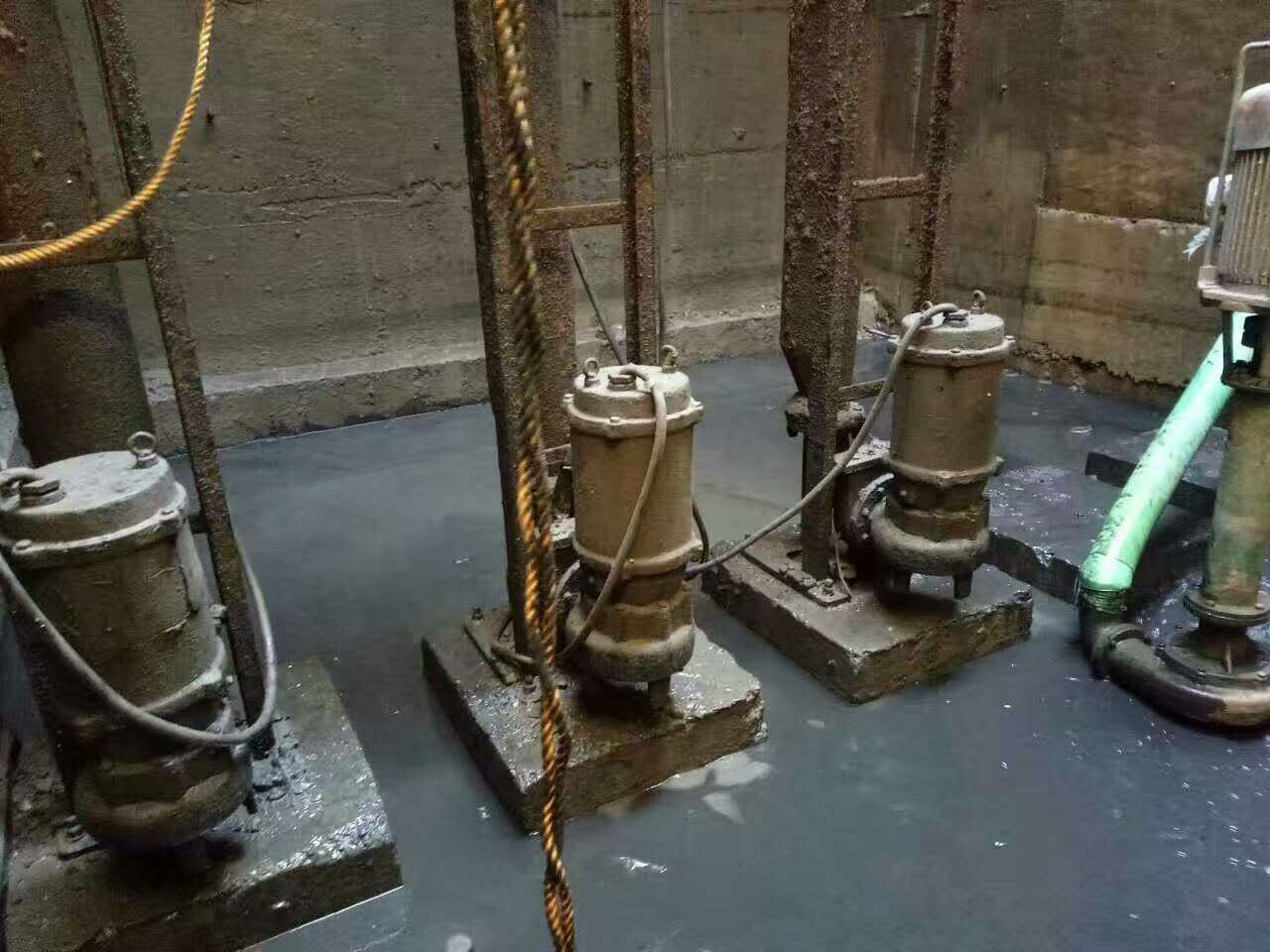 红桥污水池清理